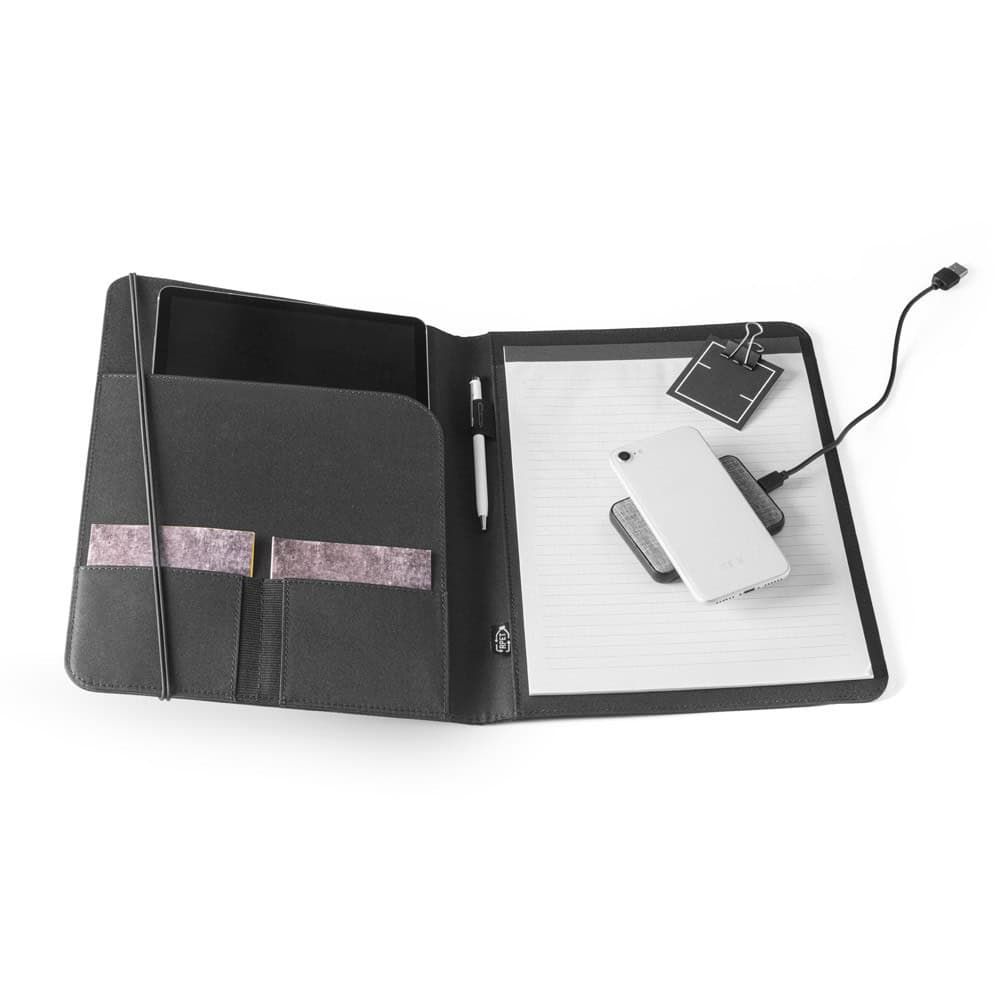 EMERGE FOLDER II. A4-mapp i återvunnen polyester (100% rPET 300D med elastisk stängning