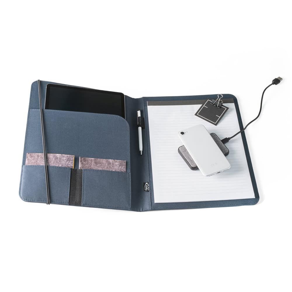 EMERGE FOLDER II. A4-mapp i återvunnen polyester (100% rPET 300D med elastisk stängning