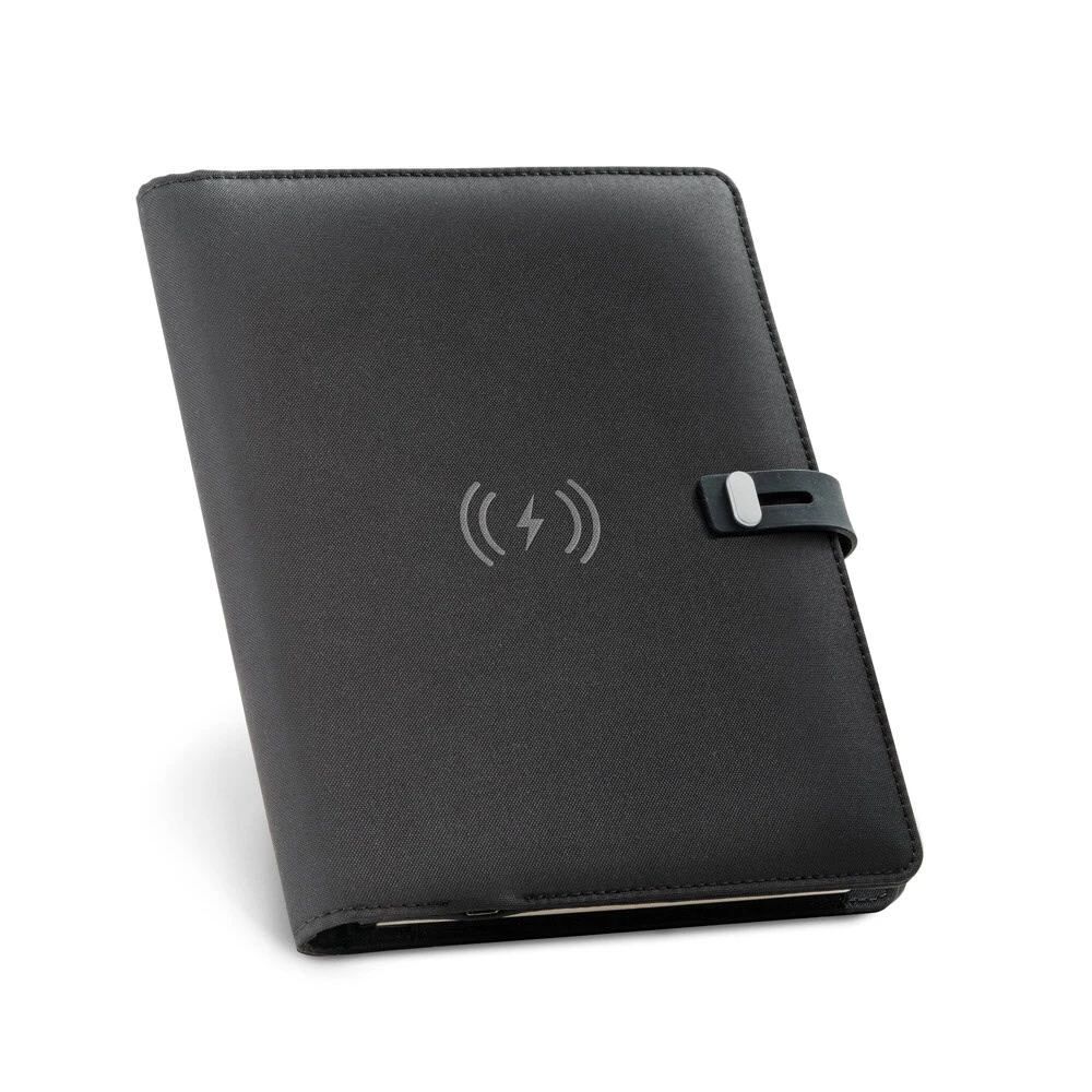 EMERGE A5 FOLDER. A5-mapp i 300D återvunnen polyester (100% rPET) med trådlös laddare
