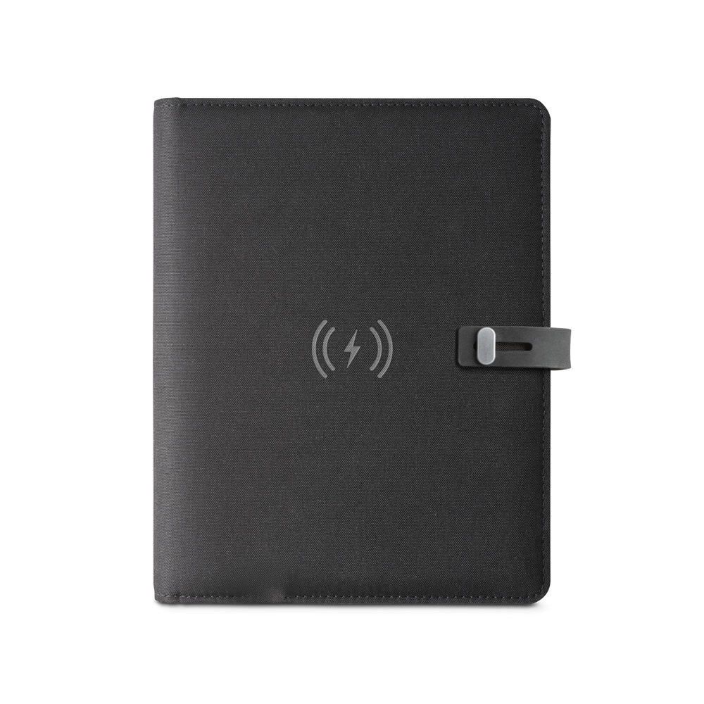 EMERGE A5 FOLDER. A5-mapp i 300D återvunnen polyester (100% rPET) med trådlös laddare
