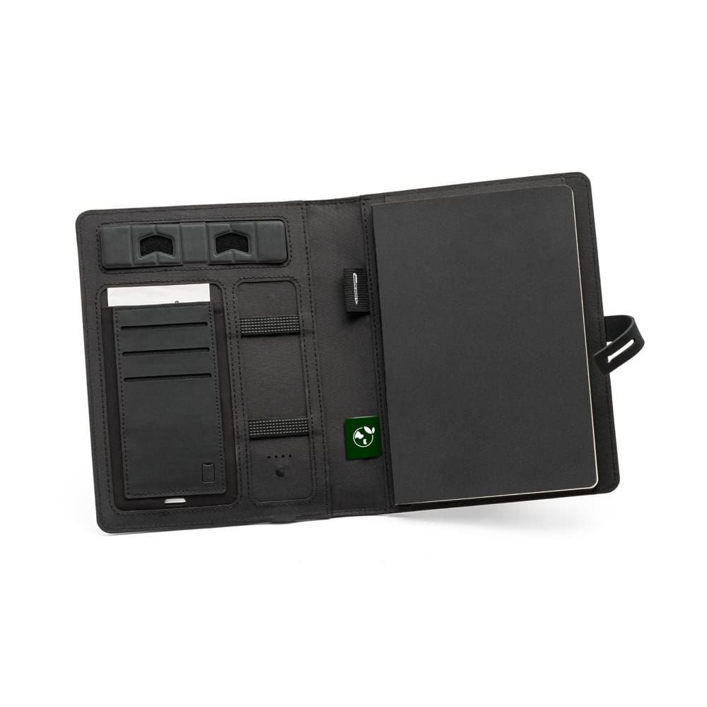 EMERGE A5 FOLDER. A5-mapp i 300D återvunnen polyester (100% rPET) med trådlös laddare