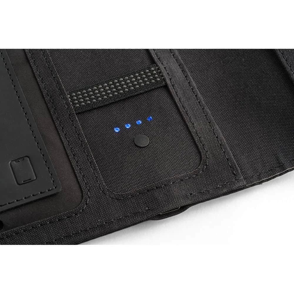 EMERGE A5 FOLDER. A5-mapp i 300D återvunnen polyester (100% rPET) med trådlös laddare