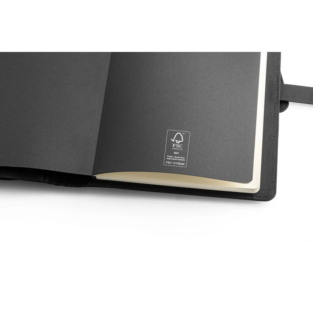 EMERGE A5 FOLDER. A5-mapp i 300D återvunnen polyester (100% rPET) med trådlös laddare