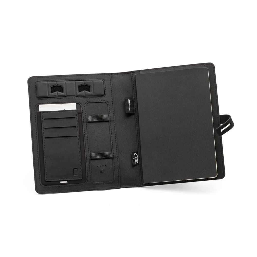 EMERGE A5 FOLDER. A5-mapp i 300D återvunnen polyester (100% rPET) med trådlös laddare