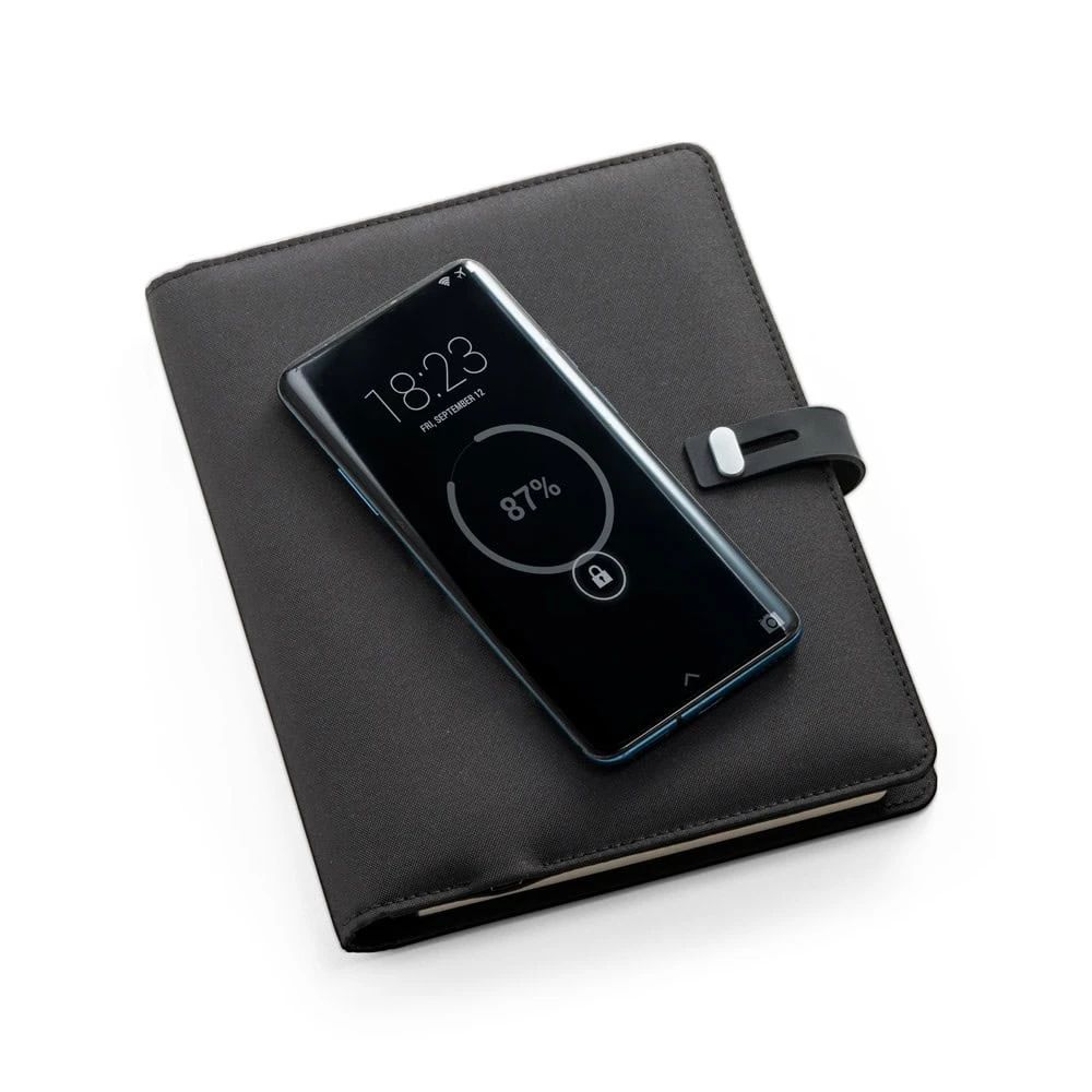 EMERGE A5 FOLDER. A5-mapp i 300D återvunnen polyester (100% rPET) med trådlös laddare