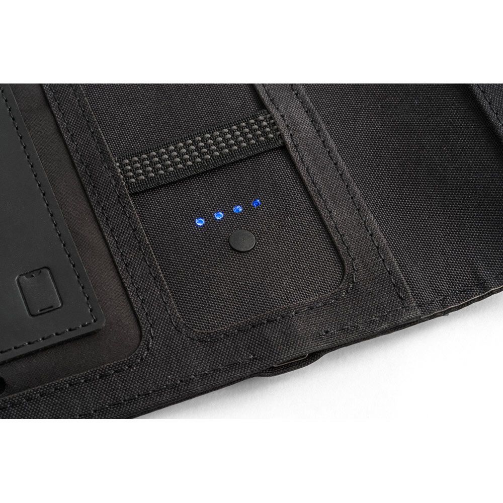 EMERGE A5 FOLDER. A5-mapp i 300D återvunnen polyester (100% rPET) med trådlös laddare