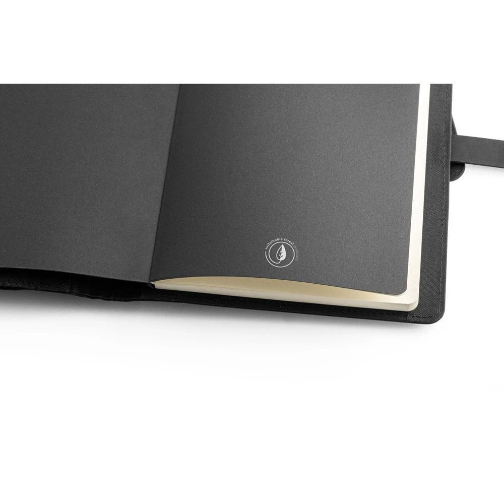 EMERGE A5 FOLDER. A5-mapp i 300D återvunnen polyester (100% rPET) med trådlös laddare