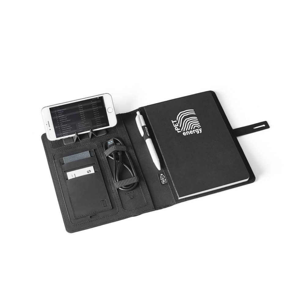 EMERGE A5 FOLDER. A5-mapp i 300D återvunnen polyester (100% rPET) med trådlös laddare