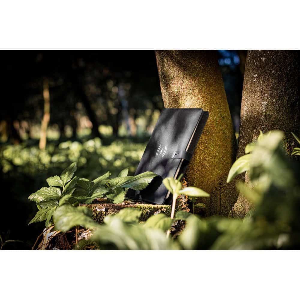 EMERGE A5 FOLDER. A5-mapp i 300D återvunnen polyester (100% rPET) med trådlös laddare