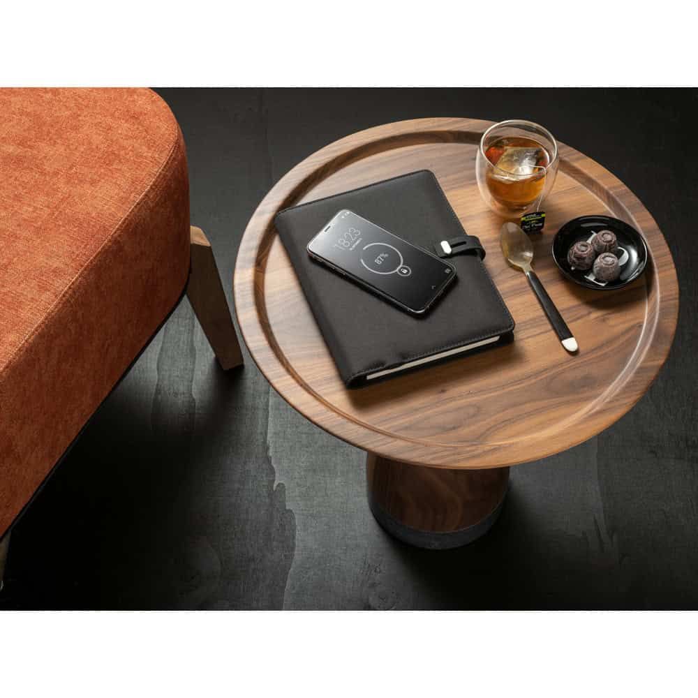 EMERGE A5 FOLDER. A5-mapp i 300D återvunnen polyester (100% rPET) med trådlös laddare