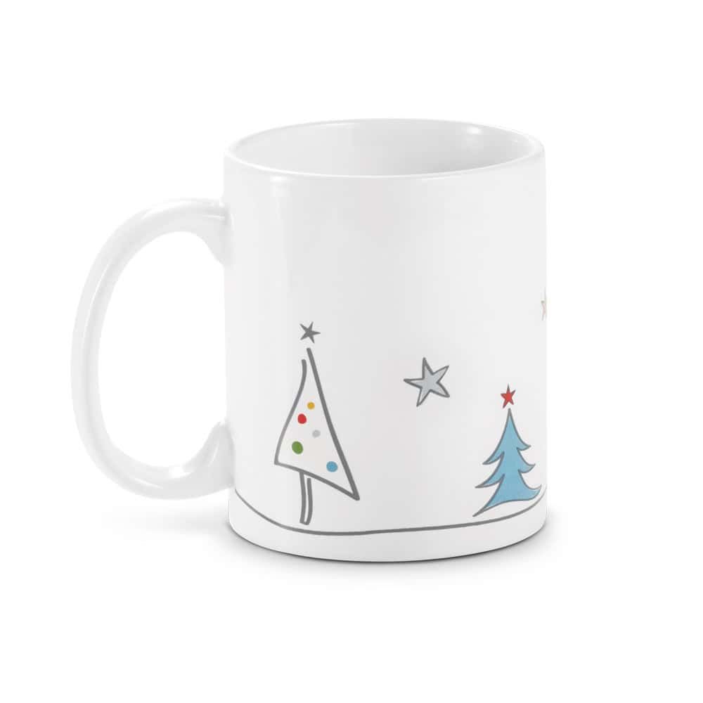 Mugg med julgran och stjärnor, perfekt för julfirande. Enkel design i vitt med färgglada detaljer.
