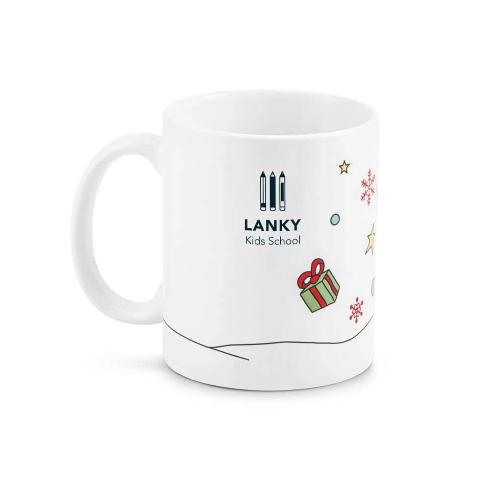 Vit mugg med julmotiv, pennor, snöflingor och present.