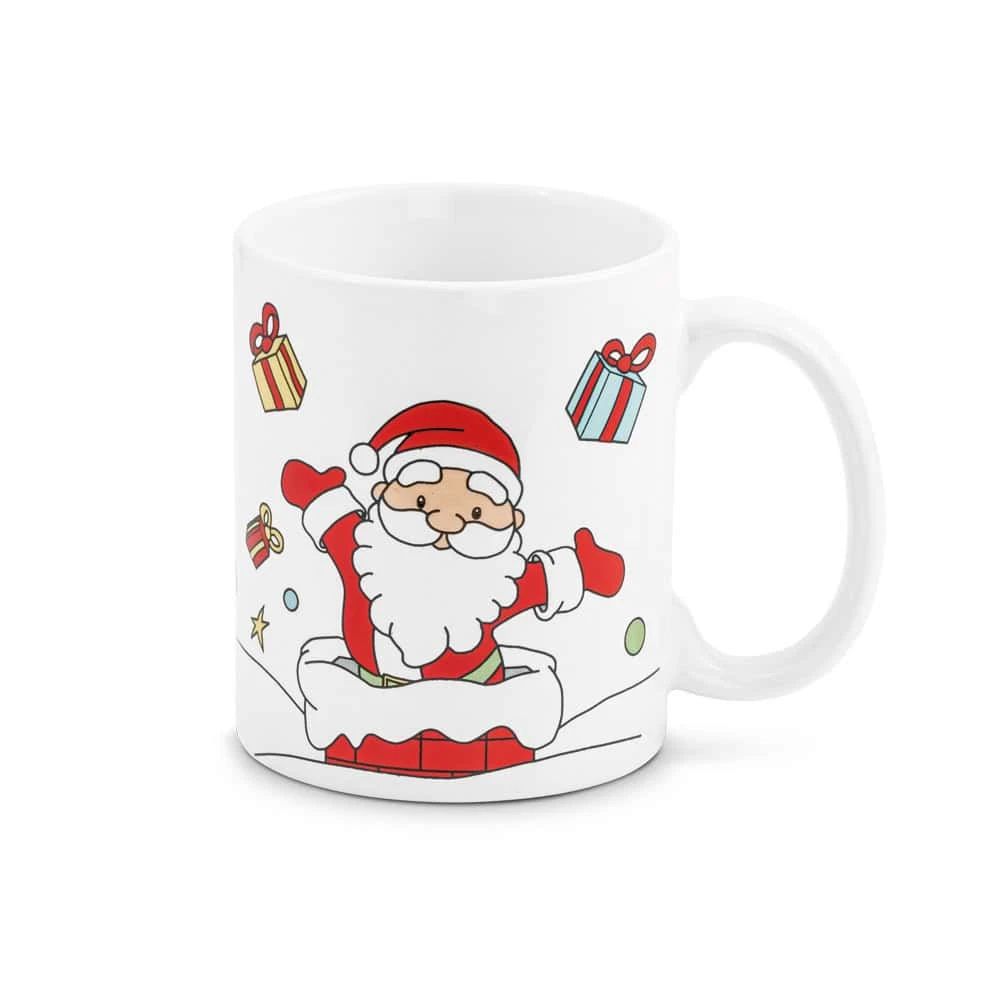 Tomtemotiv på vit mugg med julklappar och snö.