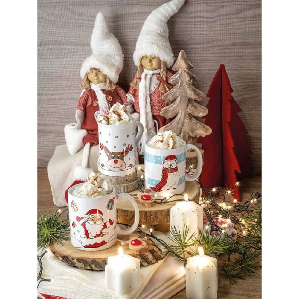 Julmuggar med tomtar, renar och snöflingor, perfekt för julfirande.