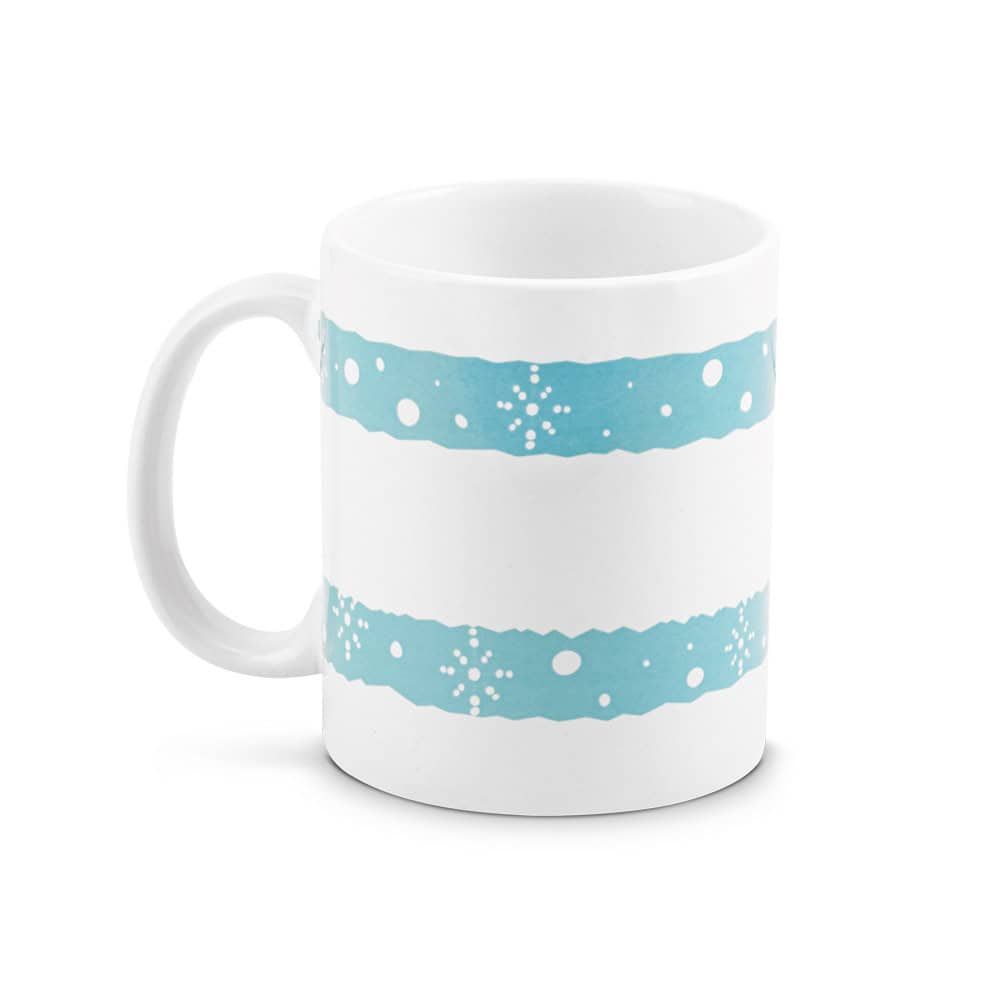 Vit mugg med blå snöflingemönster, perfekt för vinterdrycker.