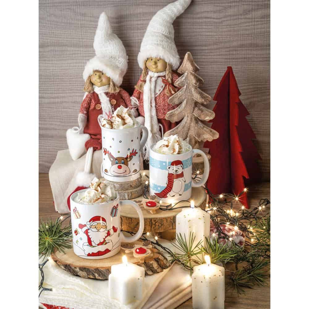 Julmuggar med tomte, ren och snögubbe på träskiva med juldekorationer.