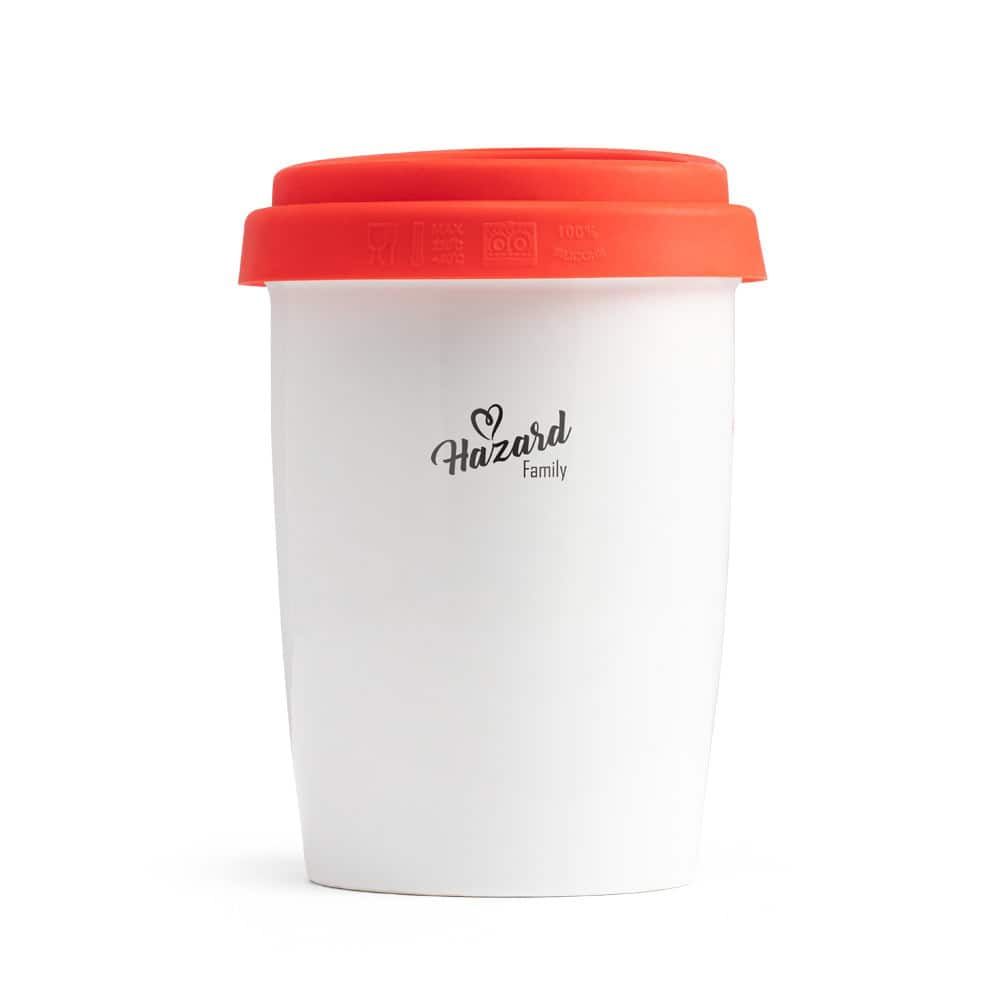 Resemugg med "Hazard Family" text och hjärta, perfekt för påfyllning på språng.