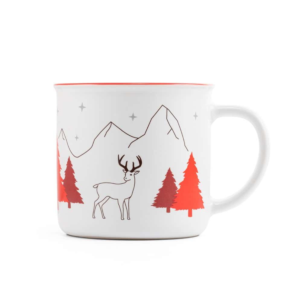 Keramikmugg med vinterlandskap och renmotiv, perfekt för jul och vinter.