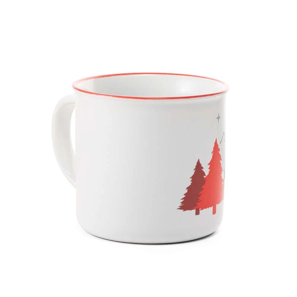 Keramikmugg med julgranmotiv, perfekt för vinterdrycker.