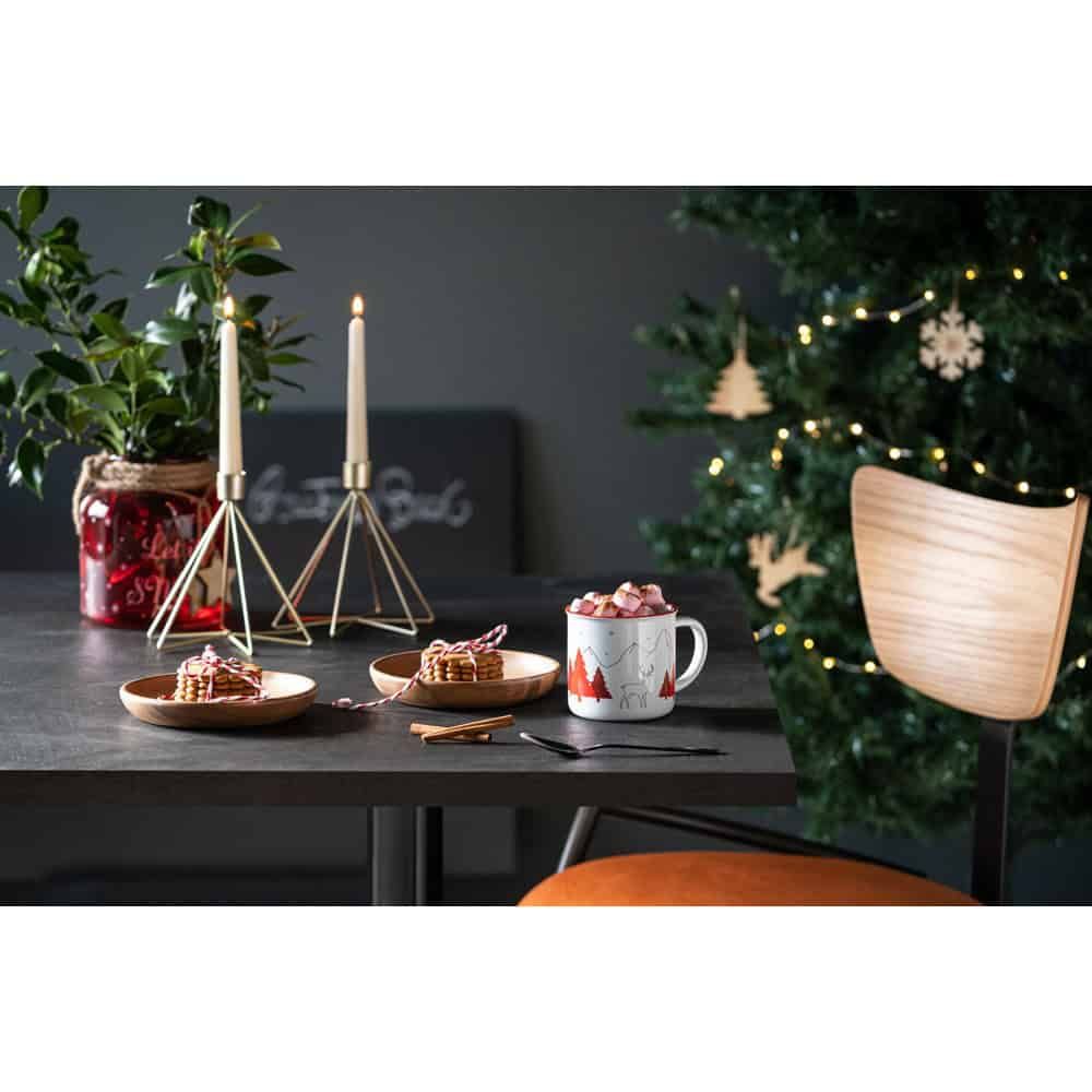 Vernon X keramikmugg med julmotiv, fylld med marshmallows och varm choklad. Perfekt för julmys och f.