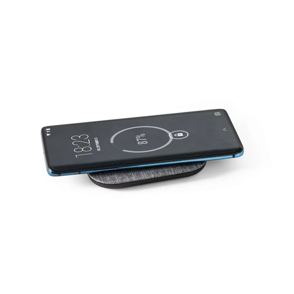 RENEWAL CHARGER. Supersnabb 15W trådlös laddare i återvunnen PET (100 % rPET)