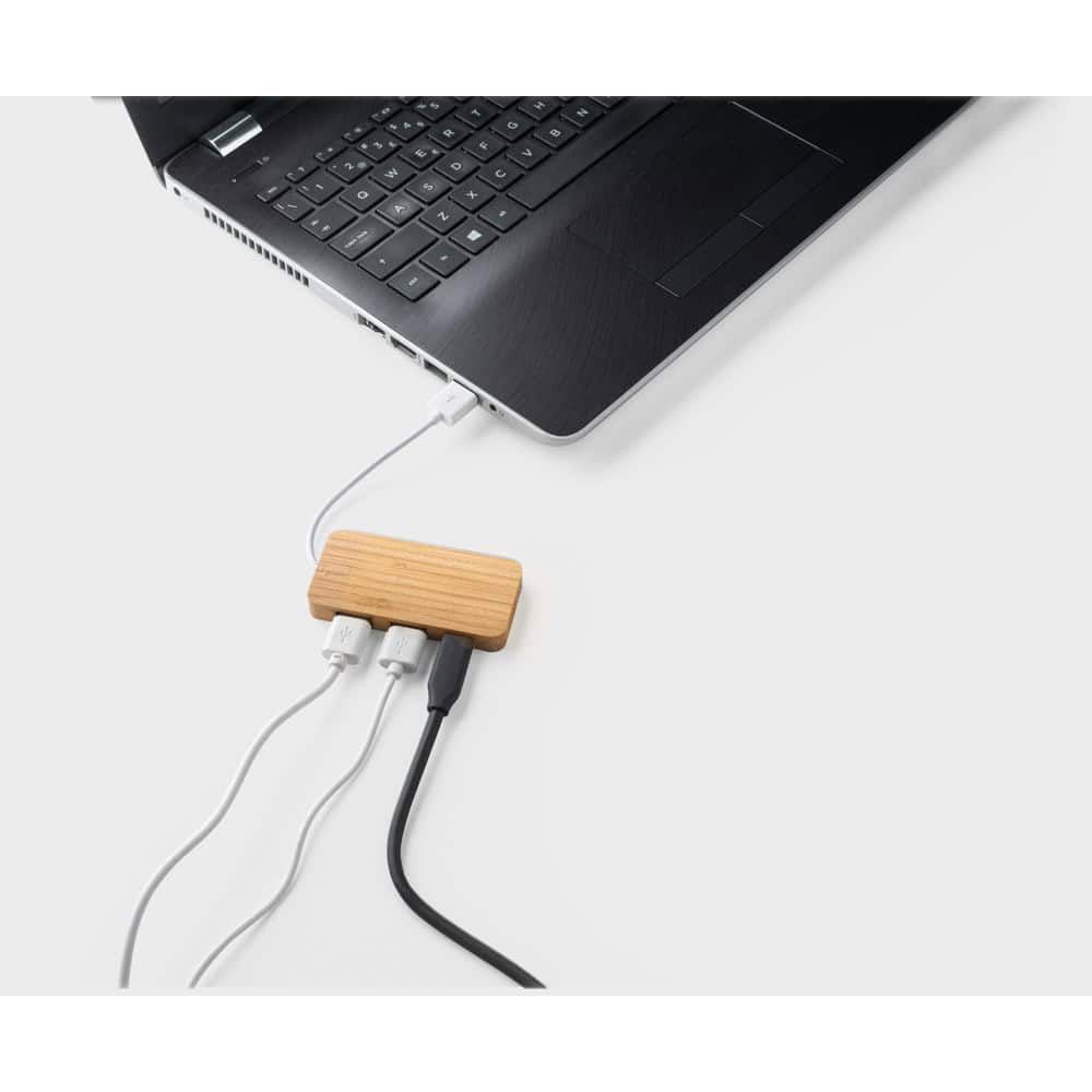MOSER. HUB med 2 USB-A och 1 USB-C-portar i bambu