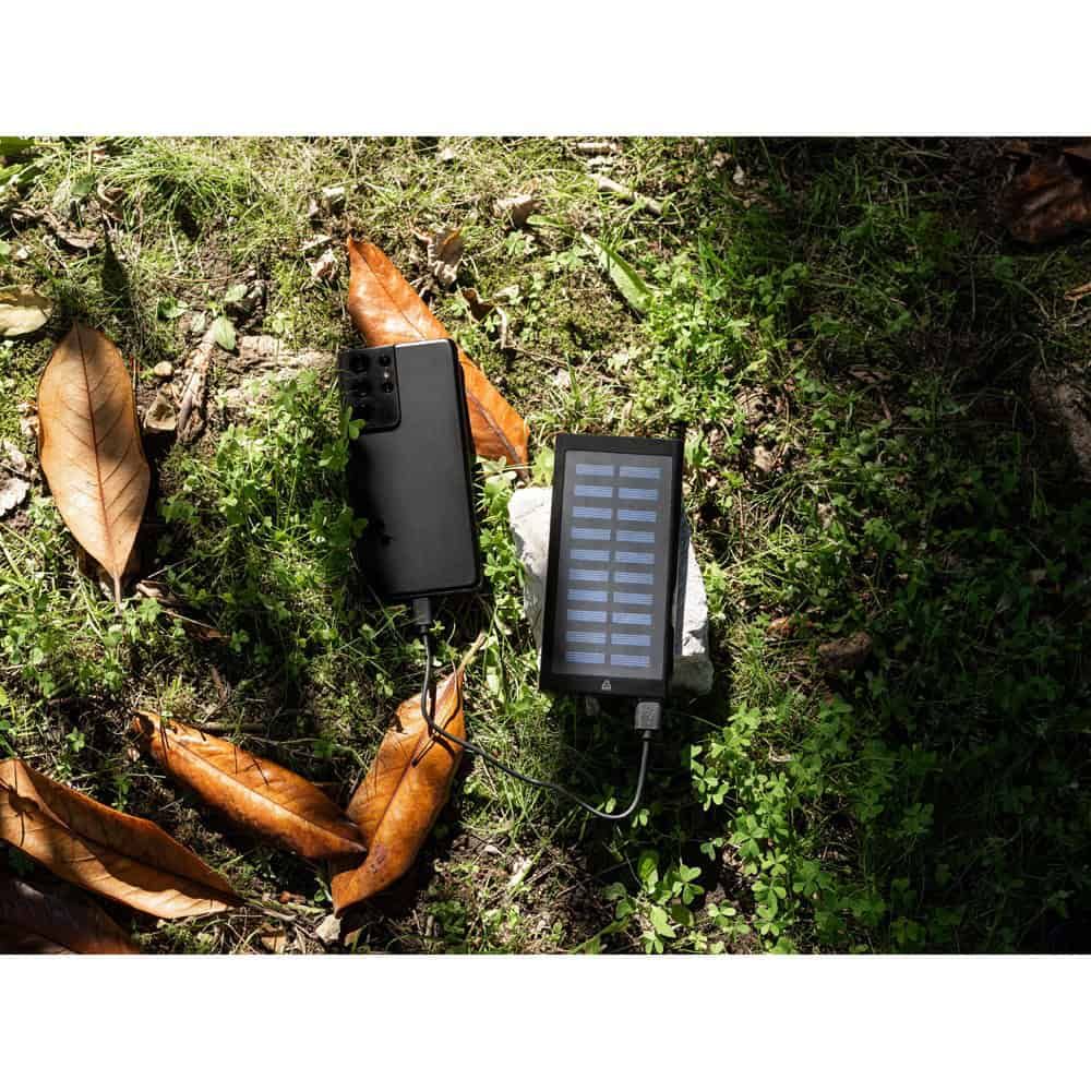 CLERK. 8 000 mAh powerbank med solpanel i 100 % återvunnen aluminium