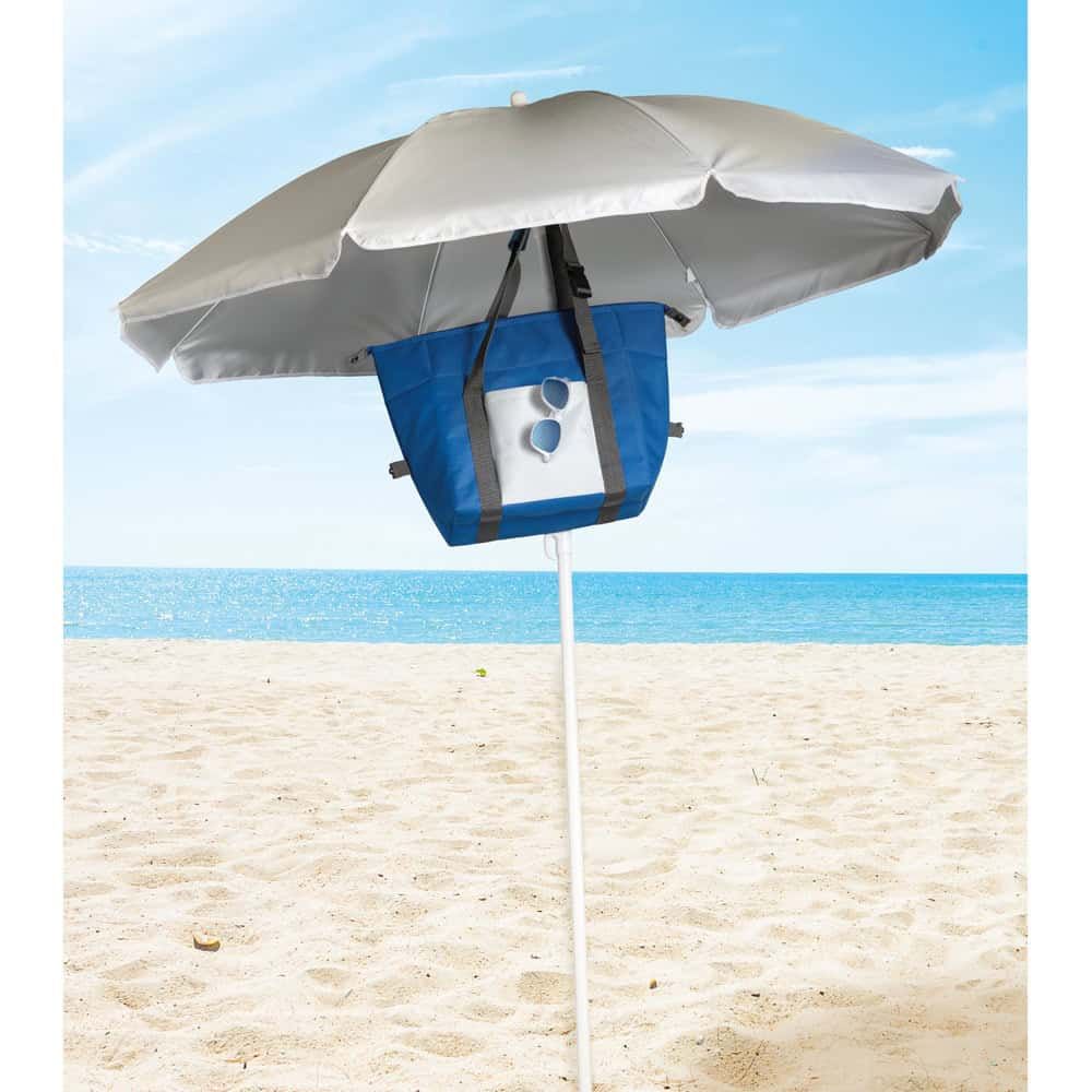 Kylväska 16 L i blått med parasollskydd på stranden.