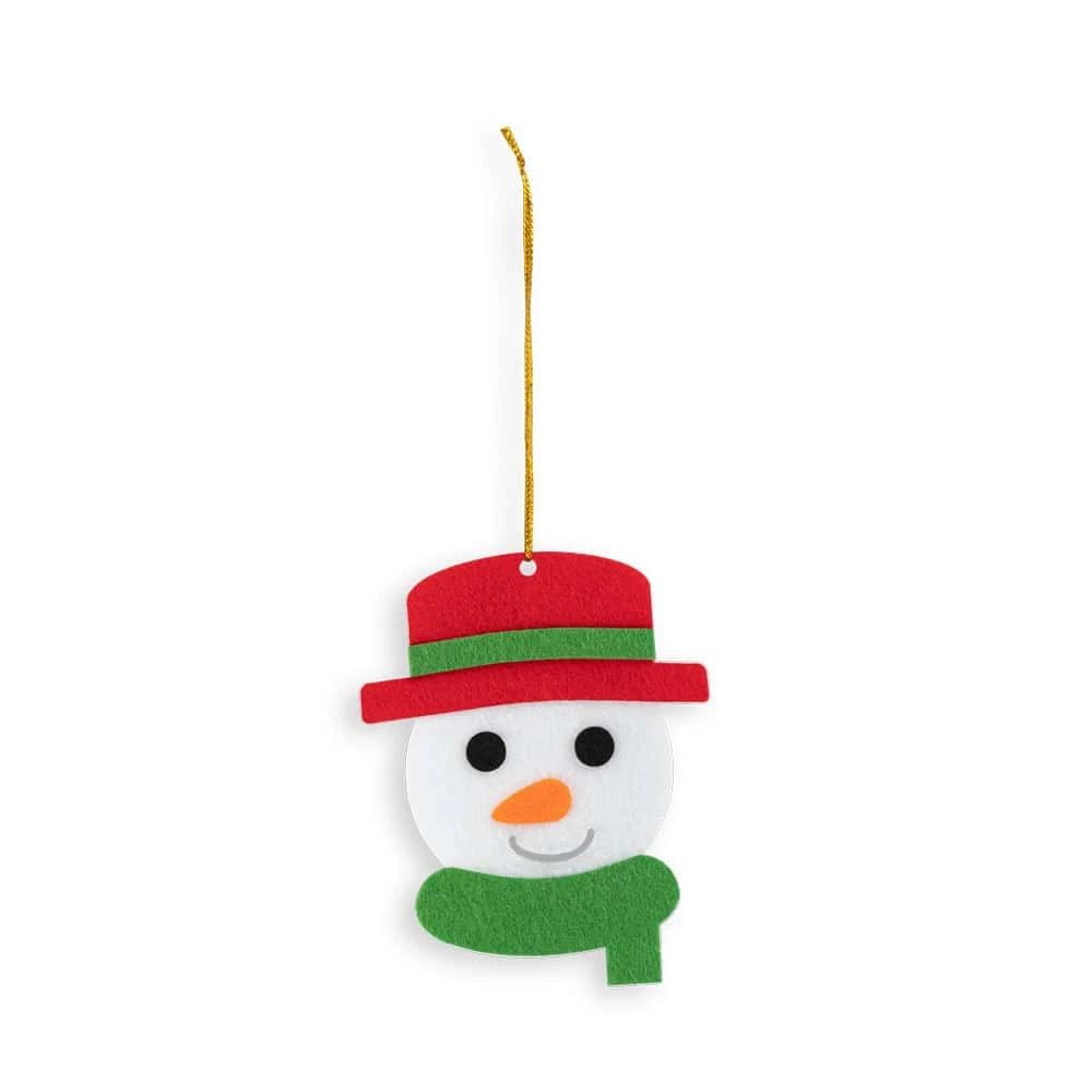 Julpynt snögubbe i filt med röd hatt och grön halsduk, perfekt för juldekorationer.