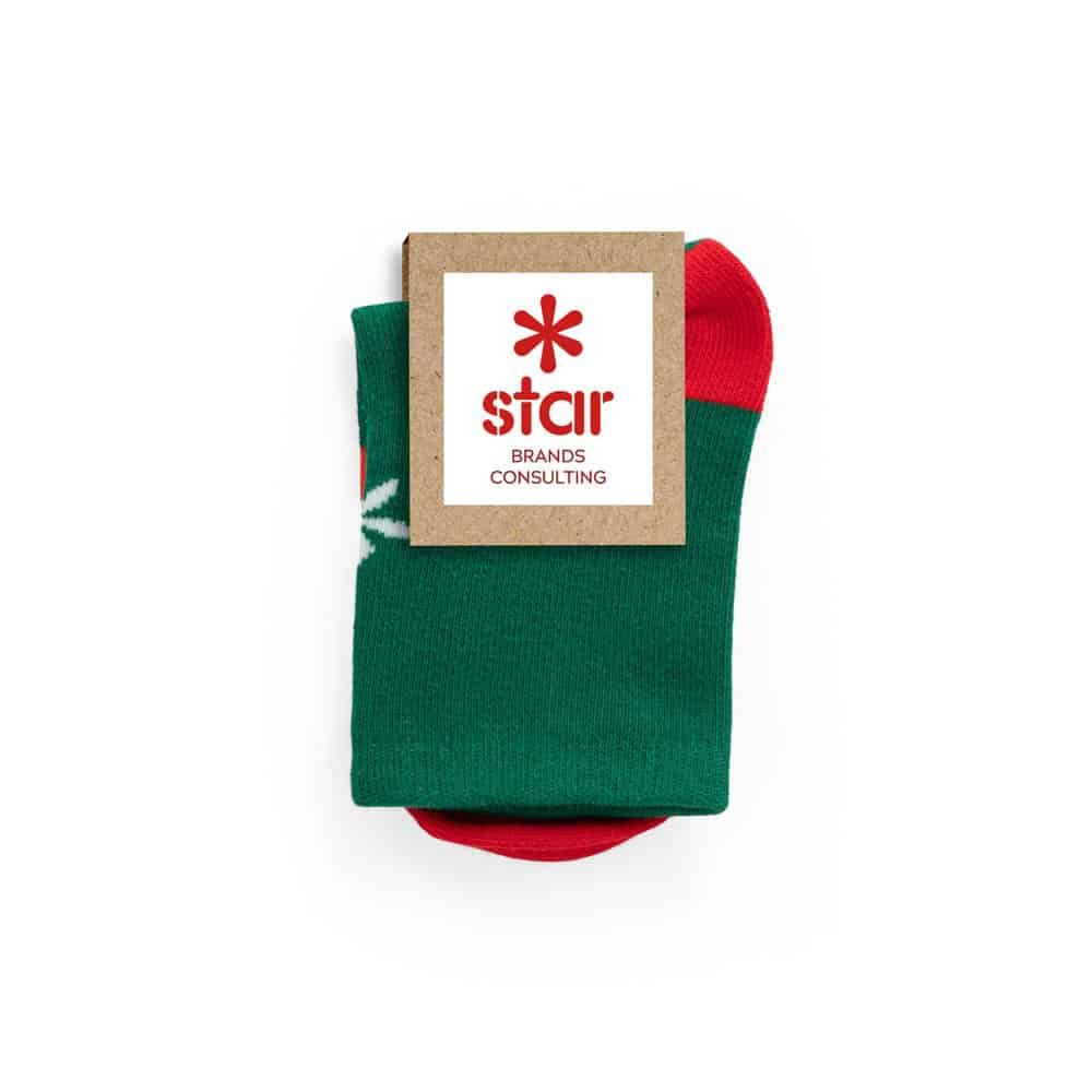Barnstrumpor med julmotiv i grönt och rött.