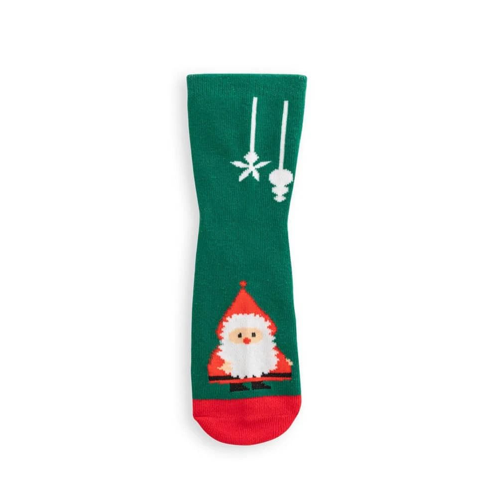 Julstrumpa med tomte och julmotiv, perfekt för barn under julen.