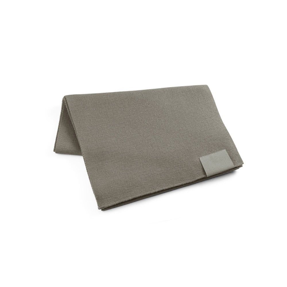 Halsduk i återvunnen polyester med tryckdetalj, miljövänlig och stilren design.