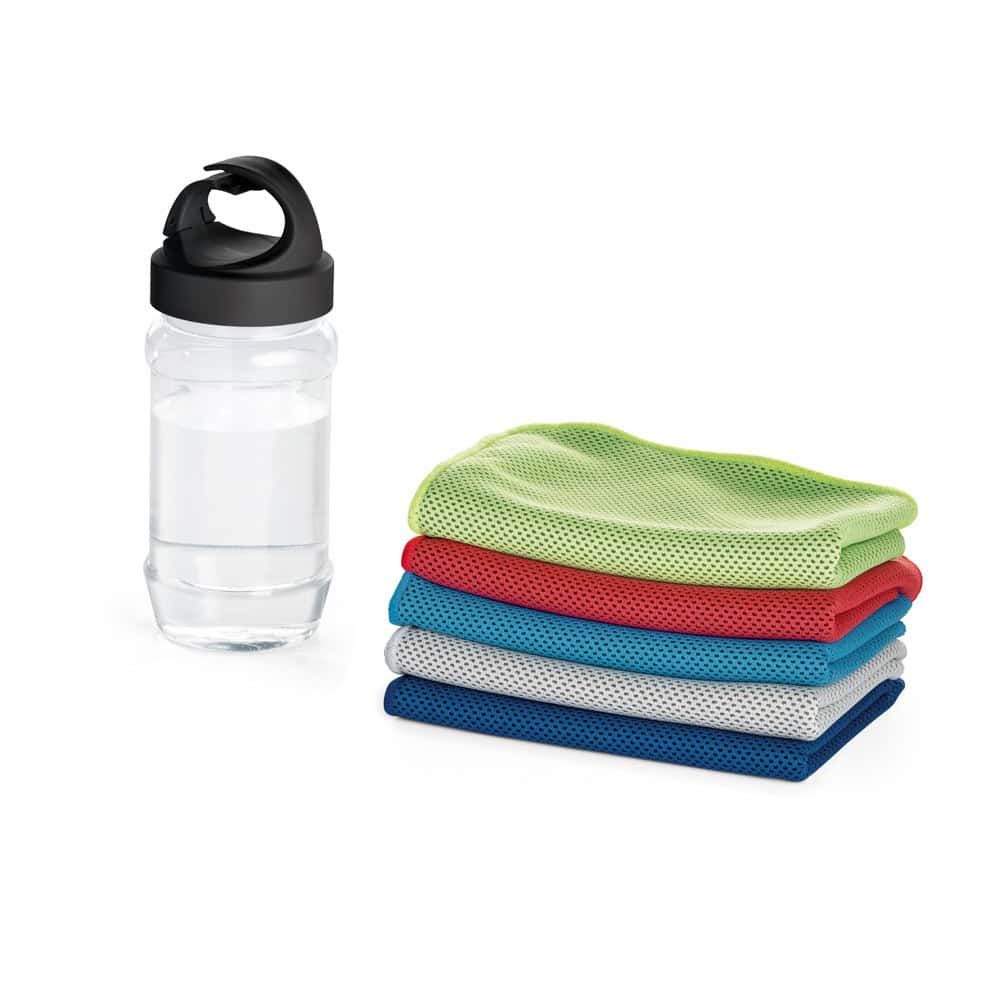 ARTX PLUS. Set med en PP- och PET-flaska och en sporthandduk av polyamid och polyester