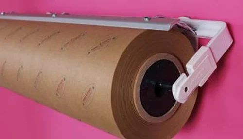 Rulle med brunt blompapper med tryck