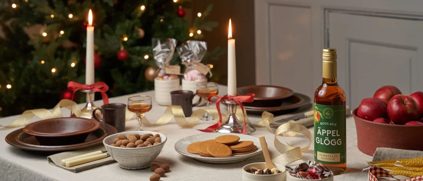 Julbord med glögg, pepparkakor och glöggkit