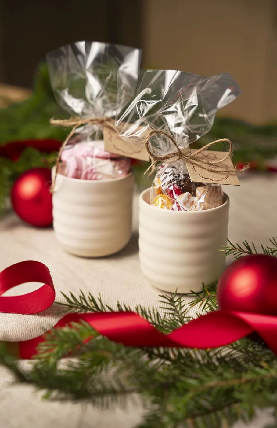 Kaffemuggar med julgodis bland julpynt
